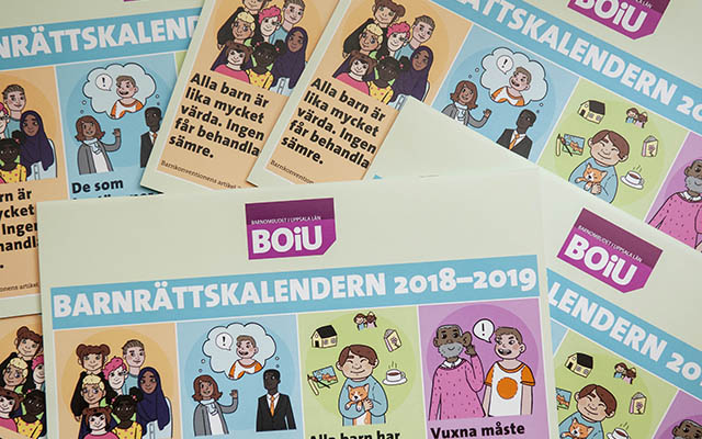Flera exermplar av Barnrättskalendern 2018-2019 ligger utspridda ovanpå varandra med omslaget uppåt
